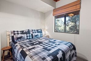 Basic Cabin | 3 bedrooms, free WiFi - TreeHouse on Rainbow (Big Bear City)