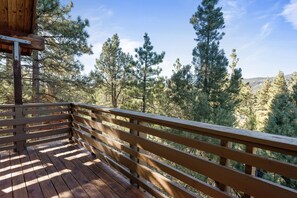 Basic Cabin | Terrace/patio - TreeHouse on Rainbow (Big Bear City)