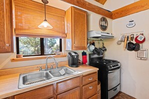 Basic Cabin | Private kitchen - TreeHouse on Rainbow (Big Bear City)