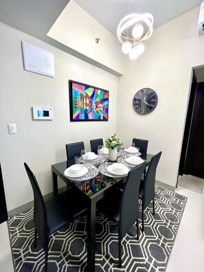 Dining - Cozy and Modern 2 Bedrooms + Maid’s Room| Bathtub | 600 Mbps (Taguig)