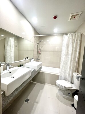 Hair dryer, bidet, towels, soap - Cozy and Modern 2 Bedrooms + Maid’s Room| Bathtub | 600 Mbps (Taguig)