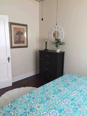 2 habitaciones, escritorio, tabla de planchar con plancha y wifi 