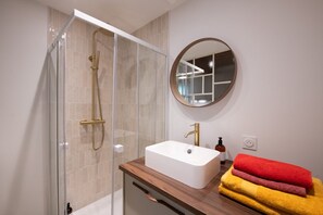 Shower, hair dryer, towels - Sainte Hélène - Lovely high class studio (Lyon)