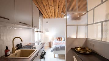 Refrigerador, horno, cafetera/tetera, tostadora