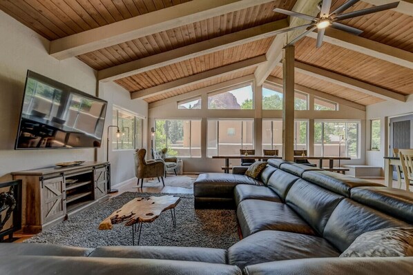 TV, fireplace
