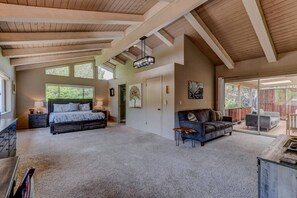 6 bedrooms, desk, iron/ironing board, travel cot