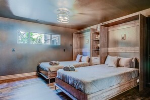 6 bedrooms, desk, WiFi