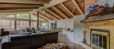 Televisión y chimenea