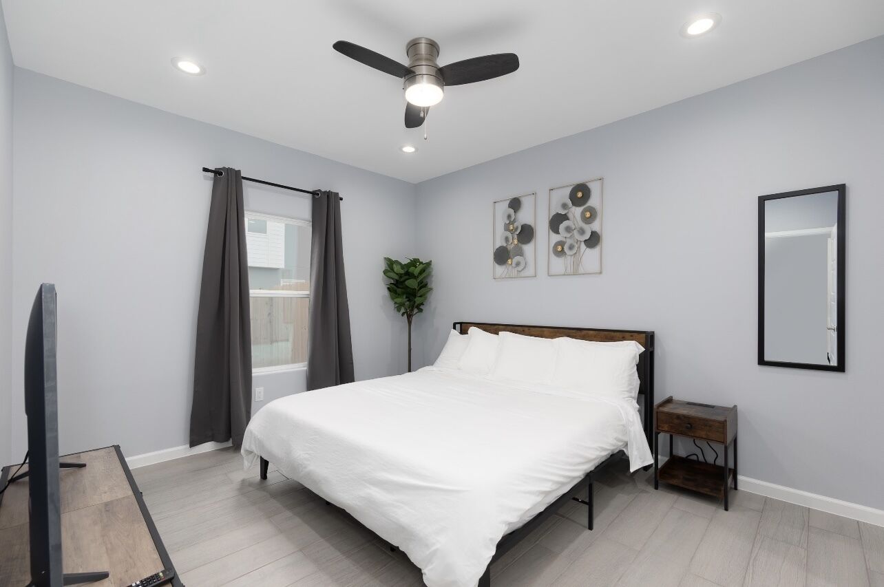 3 habitaciones, tabla de planchar con plancha, wifi y ropa de cama 