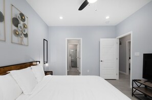 3 bedrooms, iron/ironing board, WiFi, bed sheets - Modern Gem By The Border (Brownsville)