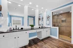 Shower, towels - Bumm'Inn - Spacious 6 Bed/6.5 Bath, 2nd Row, Pvt Htd Pool/Kiddie Pool, Sleeps 18 (Murrells Inlet)