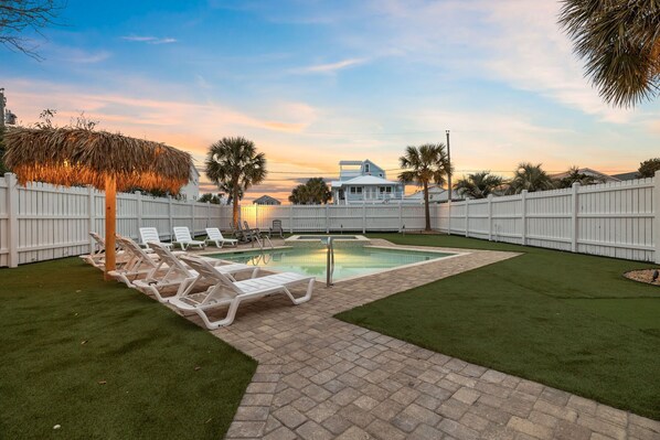 حمّام سباحة مُدفَّأ