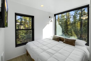 2 bedrooms, desk, iron/ironing board, travel cot