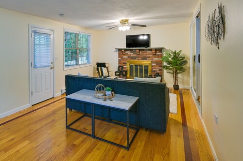 Boston Duplex w/ Foosball Table: 11 Mi to Downtown