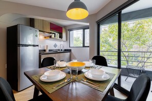 Apartemen Deluks, 2 kamar tidur | Makan di kamar