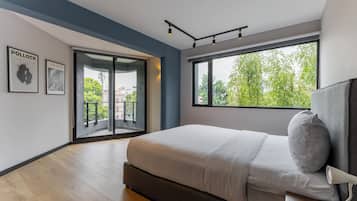 Departamento Deluxe, 2 habitaciones | Ropa de cama de alta calidad y escritorio