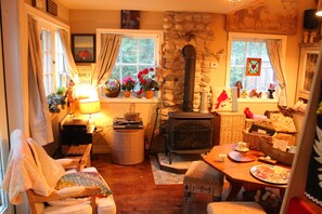 Interior - Gorgeous cozy cottage besides a bustling stream, surrounded by gorgeous greenery (Orangeville)