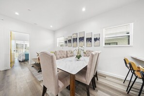 Exclusive Room, 1 Queen Bed | Living area