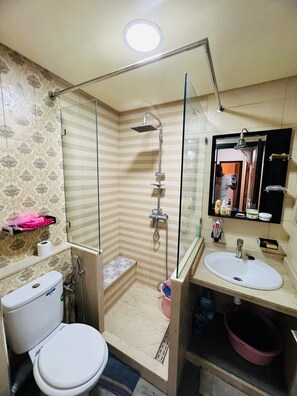 Comfort Apartment | Bathroom | Shower, hydromassage showerhead, free toiletries, towels - Cozy Apartment in the heart of Marrakech (Marrakech)