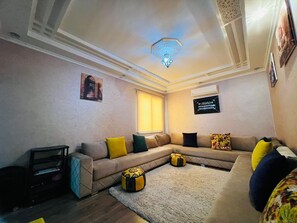 Comfort Apartment | Living area | 44-inch Smart TV with satellite channels, Netflix, streaming services - Cozy Apartment in the heart of Marrakech (Marrakech)