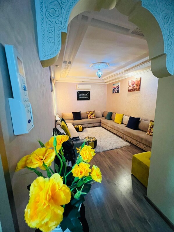 Căn hộ tiện nghi đơn giản | Khu phòng khách | Smart TV 44-inch có truyền hình vệ tinh, Netflix, dịch vụ stream 