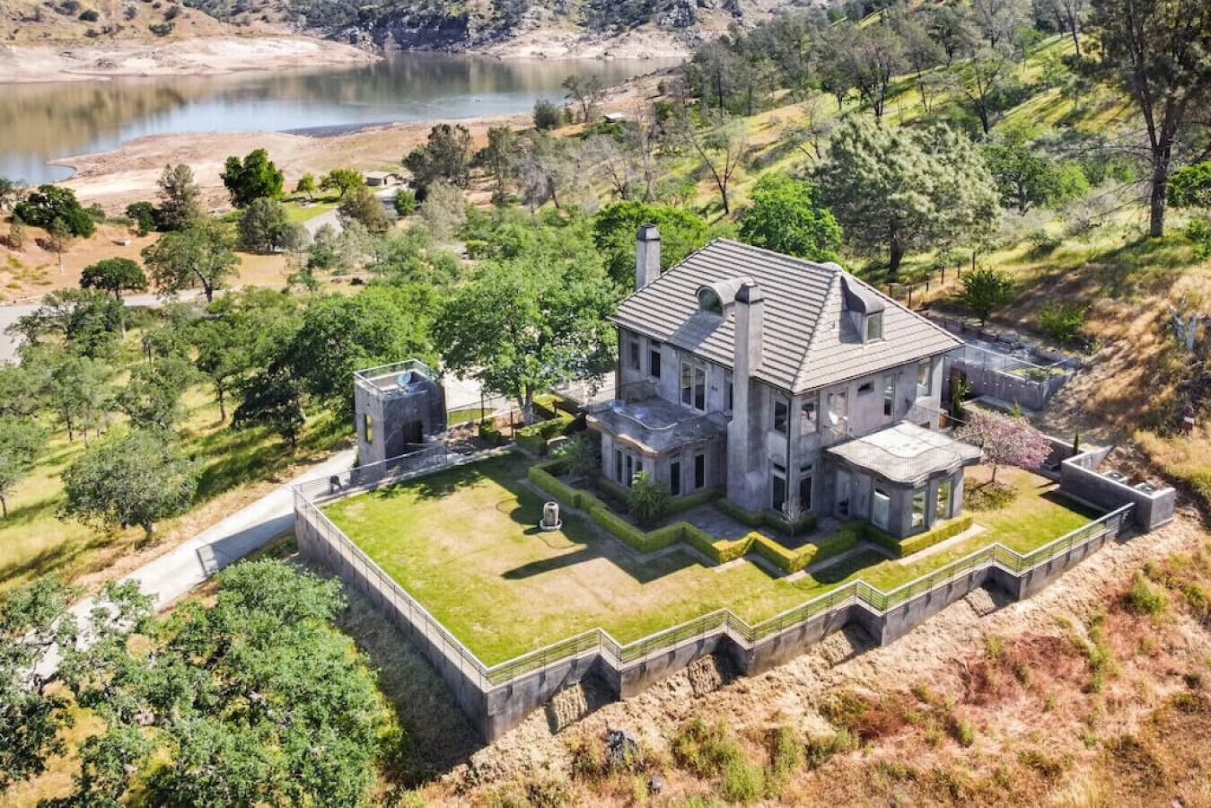 Stylish, Serene Table Mountain Villa by Lake!