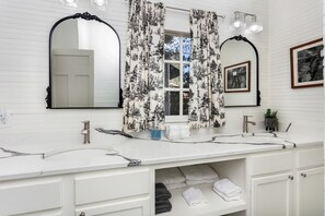 Shower, hair dryer, towels - Sweet Auntie's | 1/1 | Walk to Downtown (Natchez)
