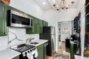 Fridge, microwave, stovetop, dishwasher