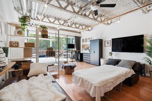 1 bedroom, desk, iron/ironing board, travel cot - Mount Pleasant Work & Live Loft (Vancouver)