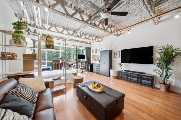 Smart TV, computer monitors, printers - Mount Pleasant Work & Live Loft (Vancouver)