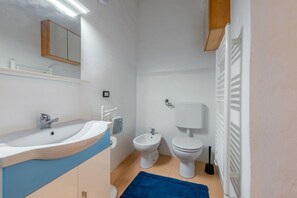 Shower, hair dryer, bidet - GuestHost - Urbino - Central Historic Apartment! (Urbino)