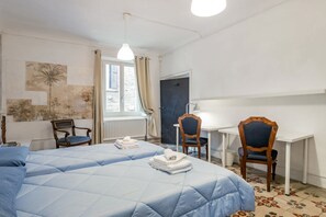 1 slaapkamer, een strijkplank/strijkijzer, internet