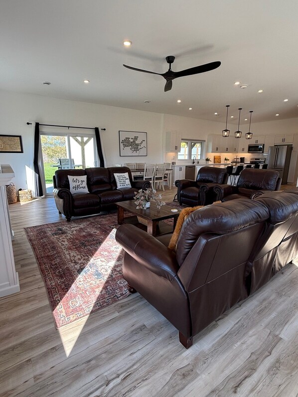 Älytelevisio, takka, kirjoja, stereot