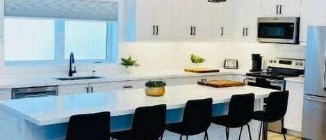 Réfrigérateur, micro-ondes, four, plaque de cuisson