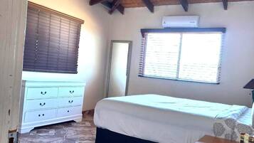 6 bedrooms, desk, iron/ironing board, free WiFi