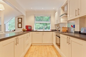 Fridge, microwave, oven, stovetop - Herdwick Place, spacious cottage for 4 in spectacular Langdale Valley (Great Langdale)