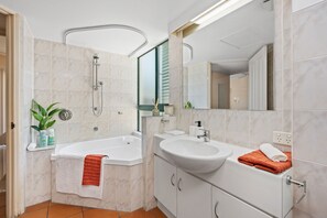 Amenidades de baño gratuitas, secadora de cabello, toallas, jabón 