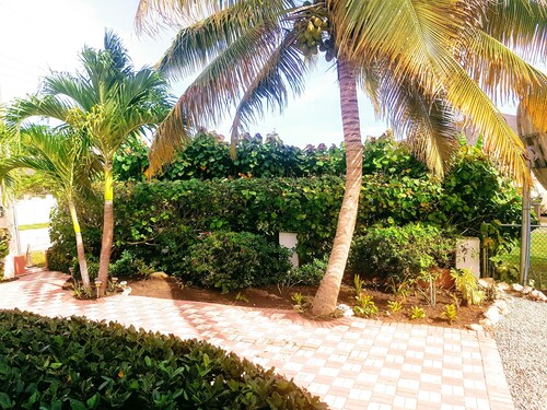 Relaxing, tastefully decorated one-bedroom unit with all modern facilities