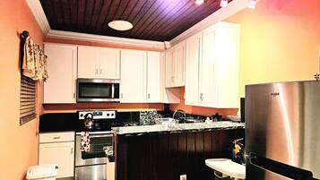 冰箱、微波炉、烤箱、炉灶