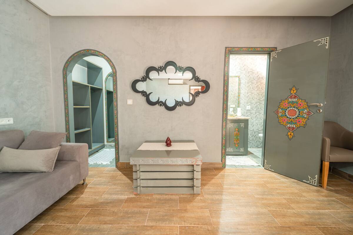 Triple Room | Desk, WiFi (free), individually decorated, bed sheets
