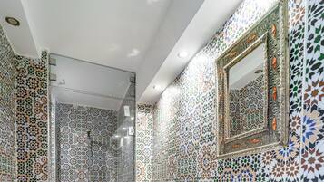 Room | Bathroom | Shower, free toiletries, hair dryer, towels