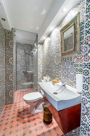 Room | Bathroom | Shower, free toiletries, hair dryer, towels