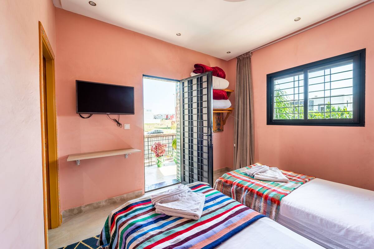Twin Room | Desk, WiFi (free), individually decorated, bed sheets