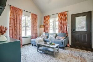 Älytelevisio, pöytätennispöytä, kirjoja