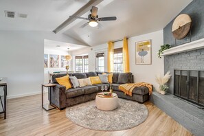 Smart-tv, ett bordtennisbord och böcker