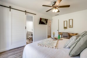5 bedrooms, desk, iron/ironing board, travel crib