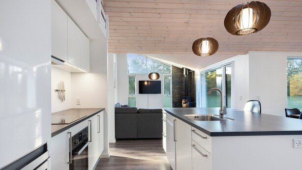 Coffee/tea maker, fridge, oven, stovetop - Charming cottage in Fjellerup with indoor spa (Glesborg)