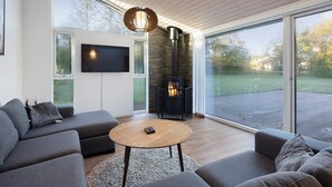 TV - Charming cottage in Fjellerup with indoor spa (Glesborg)