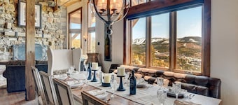 Luxury MountainTop Estate * Pano Views * Hot Tub * Wine Room