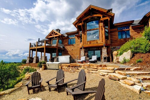 Luxury MountainTop Estate * Pano Views * Hot Tub * Wine Room